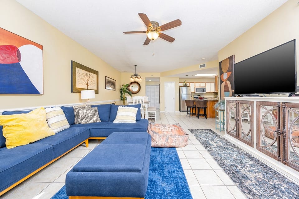 Condo, 3 Bedrooms | Living area