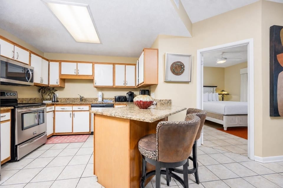 Condo, 3 Bedrooms | Private kitchen | Coffee/tea maker, fridge, oven