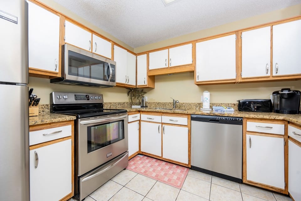 Condo, 3 Bedrooms | Private kitchen | Coffee/tea maker, fridge, oven