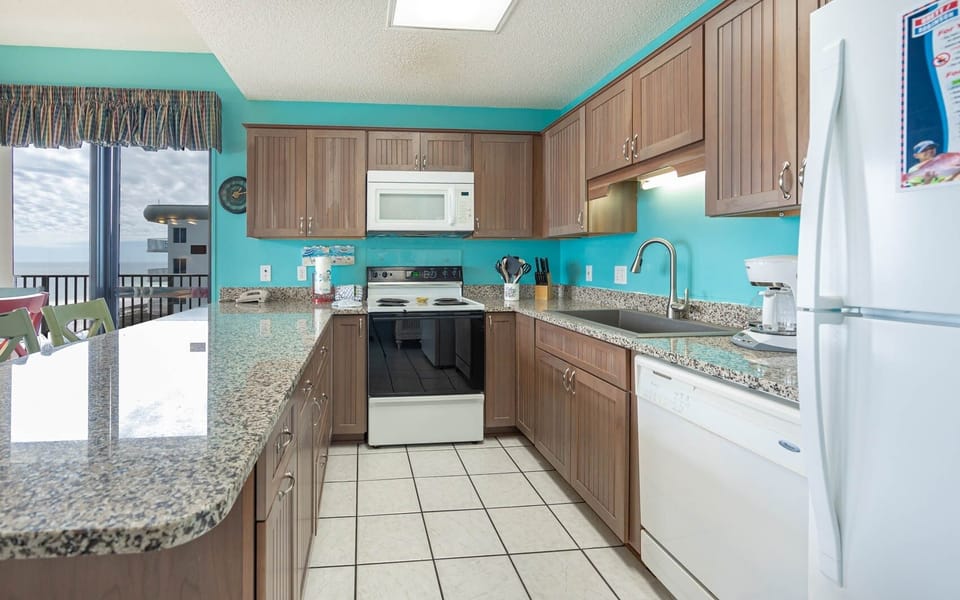 Condo, 3 Bedrooms | Private kitchen | Coffee/tea maker, fridge, oven