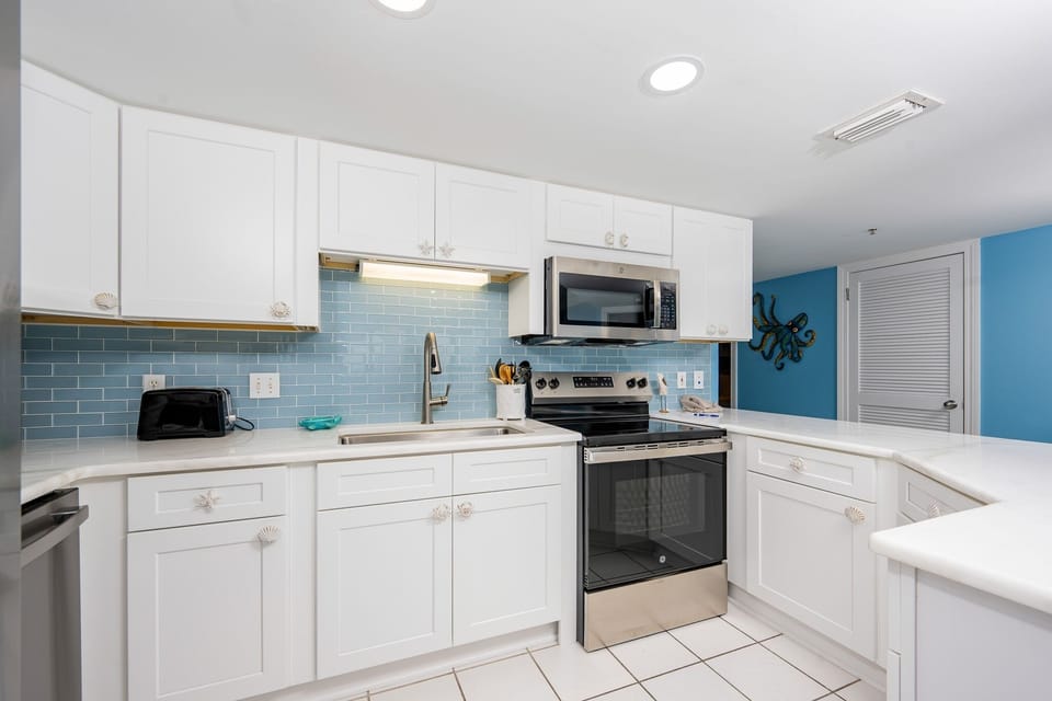 Condo, 3 Bedrooms | Private kitchen | Fridge, oven, coffee/tea maker