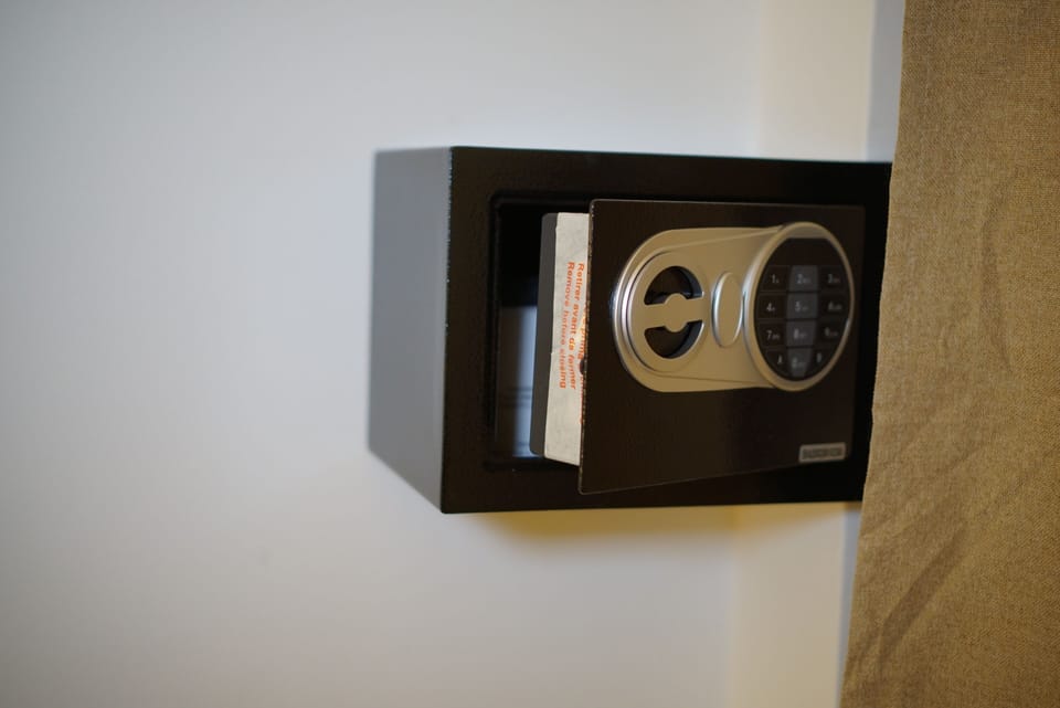 In-room safe, soundproofing, free WiFi, bed sheets