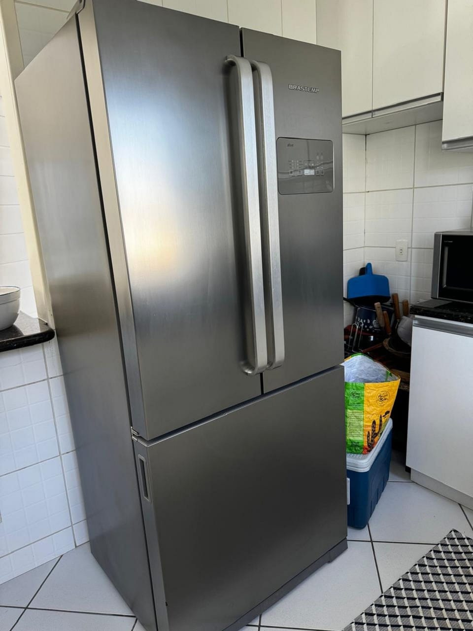 Chalet | Private kitchen | Fridge, microwave, cookware/dishes/utensils, dining tables