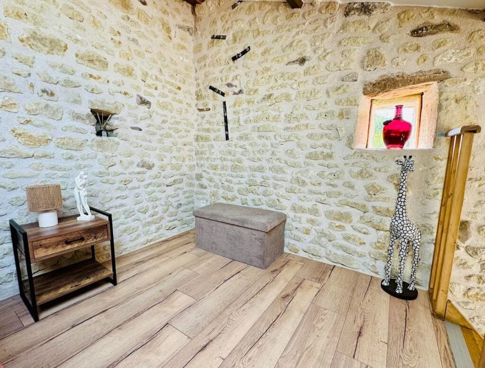 Comfort Room, Garden View | Living area | TV