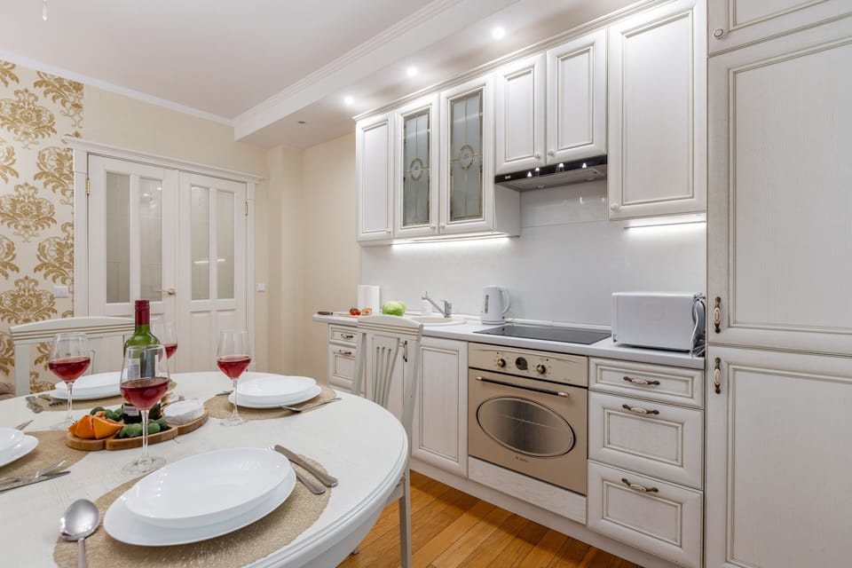 Comfort Apartment | Private kitchen | Electric kettle, paper towels