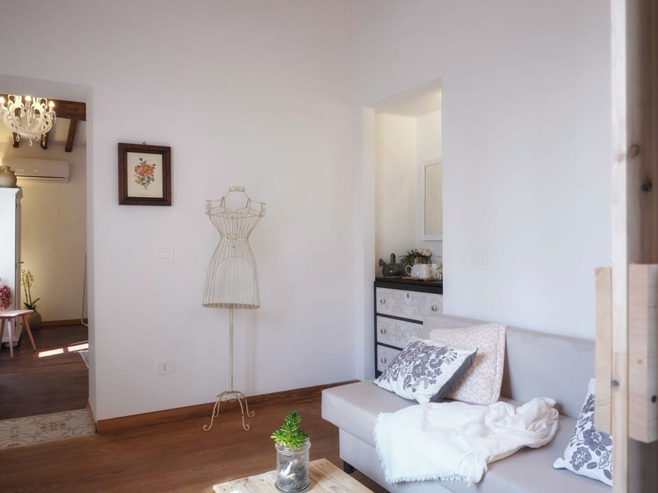Deluxe Double Room, Garden View | Living area
