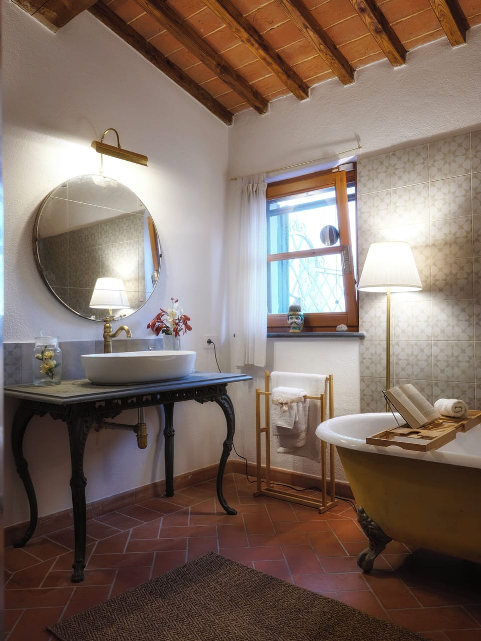 Deluxe Double Room, 1 King Bed, Hill View | Bathroom | Hair dryer, bathrobes, slippers, bidet