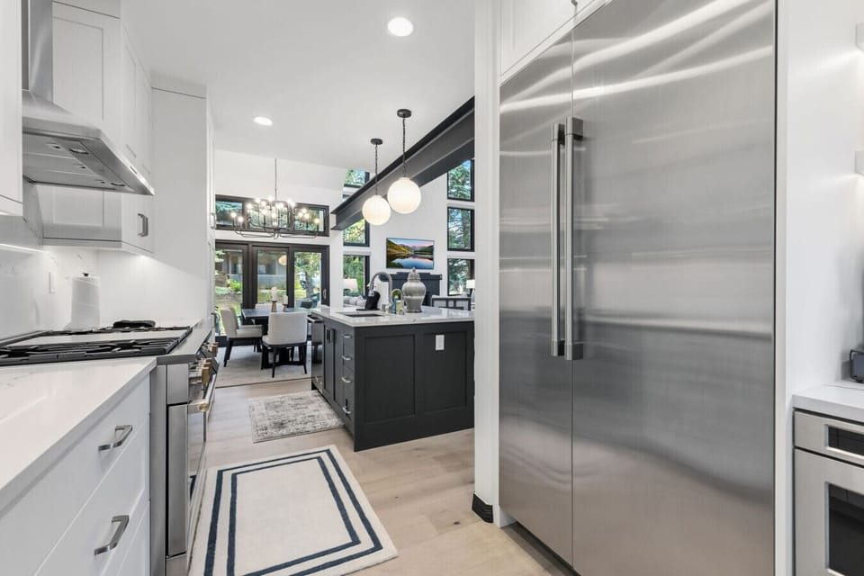 Fully equipped kitchen with high end appliances and designer finishes