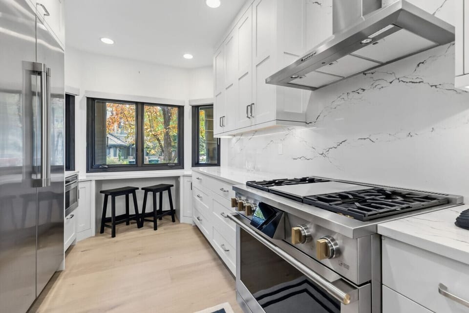 Fully equipped kitchen with high end appliances and designer finishes