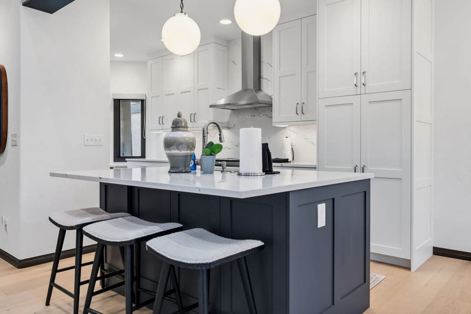 Fully equipped kitchen with high end appliances and designer finishes