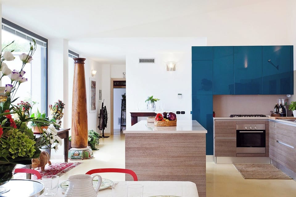 The well-equipped kitchen. 