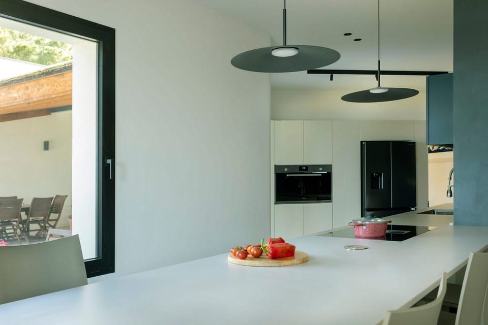 The kitchen seen from the island bar.