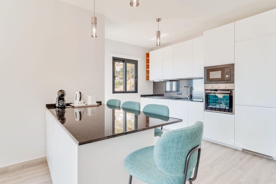 Comfort Apartment, Balcony, Ocean View | Private kitchen | Fridge, microwave, oven, stovetop