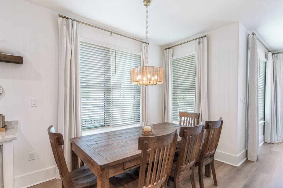The dining area accommodates 8 with a mix of chair and bench seating.