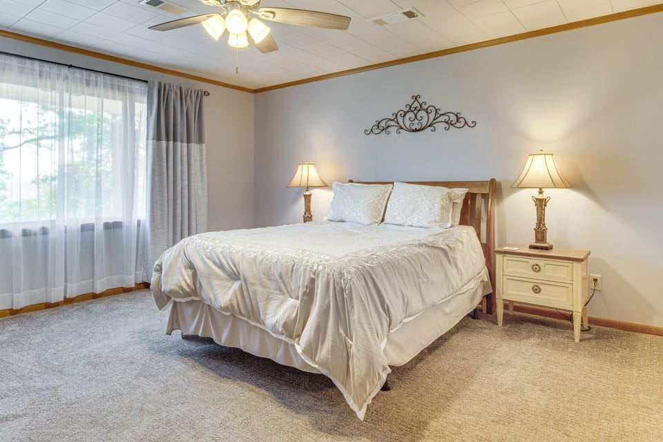 Bedroom 1 | Queen Bed | En-Suite Bathroom