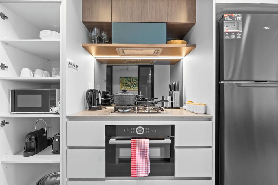 Fully equipped kitchen with Siemens appliances, including oven, stove, microwave, and dishwasher.