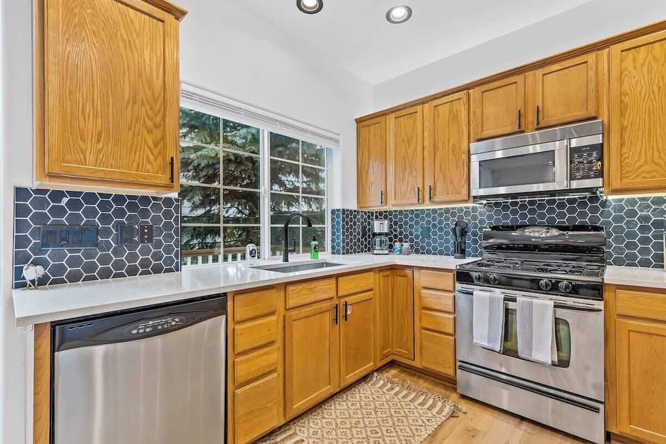 Fully equipped kitchen.