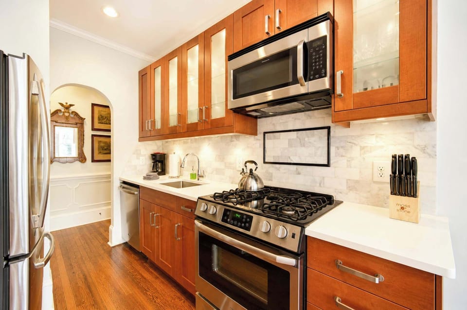 Modern Kitchen in this Charlotte home featuring granite countertops, gas range, stainless steel appliances, and full cooking essentials. Ideal for extended stays, home-cooked meals, and convenient living near Uptown Charlotte.