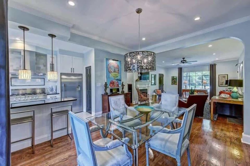 Versatile dining area near Uptown Charlotte, ideal for both work sessions and casual dinners.