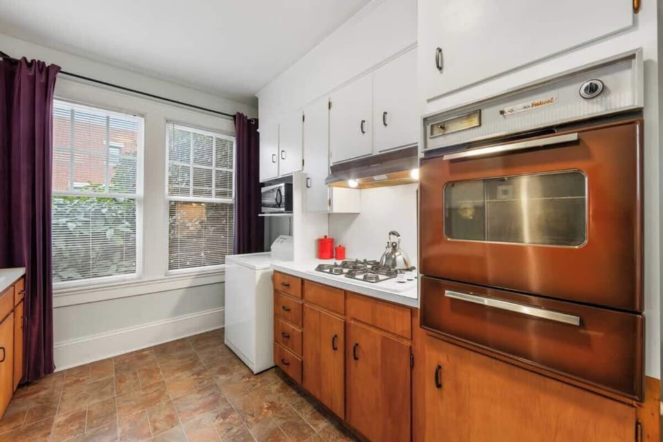 Master your favorite recipes using the vintage-style built-in oven and efficient gas cooktop.