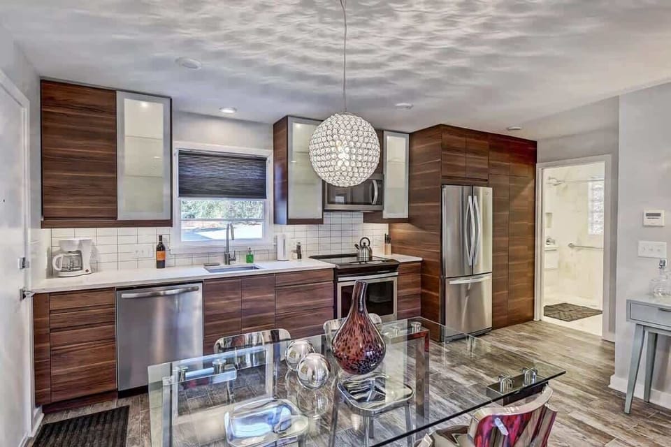 Enjoy meals, coffee, or takeout with a layout that just works.