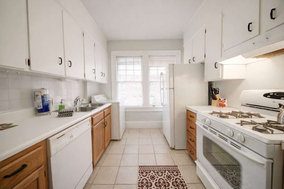 Fully stocked kitchen: This modern kitchen is equipped with everything you need to prepare delicious meals, offering a convenient and enjoyable culinary experience during your stay.