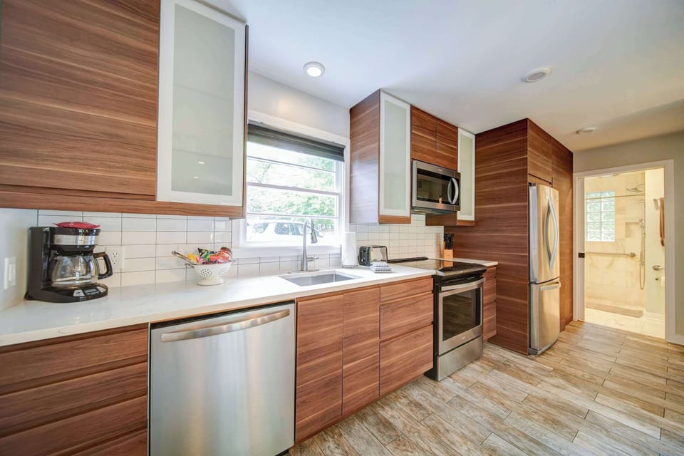 Enjoy a quiet breakfast or a productive afternoon of work in this sunny and central corner of the home.