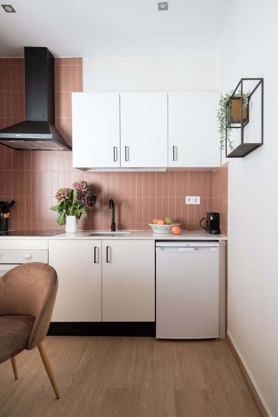 Suite con balcón - 1 planta | Private kitchen | Mini-fridge, microwave, stovetop, espresso maker