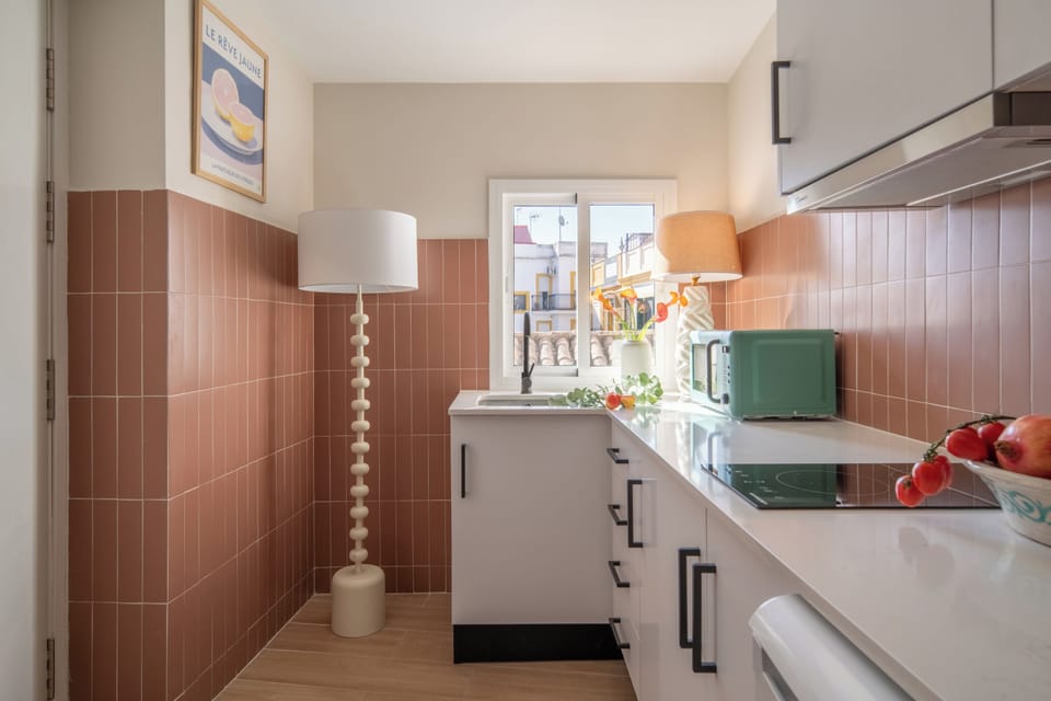 Suite ático con terraza - 2 planta | Private kitchen | Mini-fridge, microwave, stovetop, espresso maker