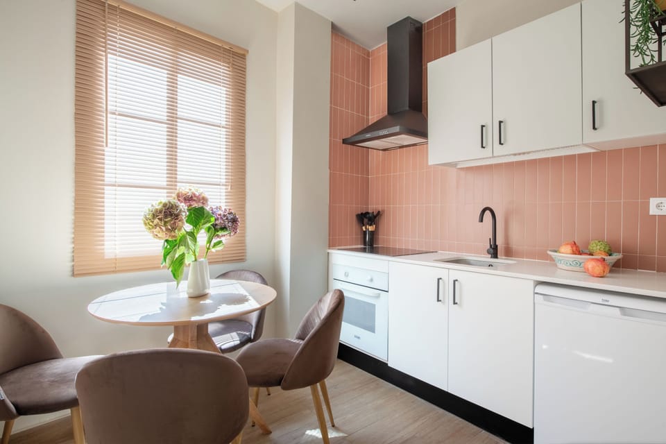 Suite con balcón - 1 planta | Private kitchen | Mini-fridge, microwave, stovetop, espresso maker