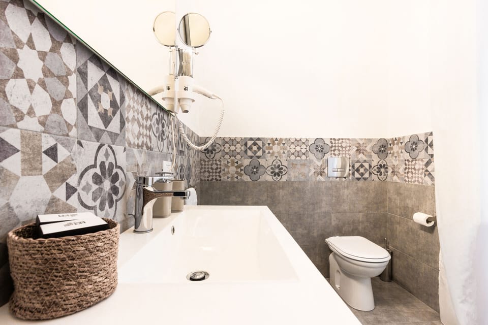 Superior Double or Twin Room | Bathroom | Shower, hair dryer, bidet, towels