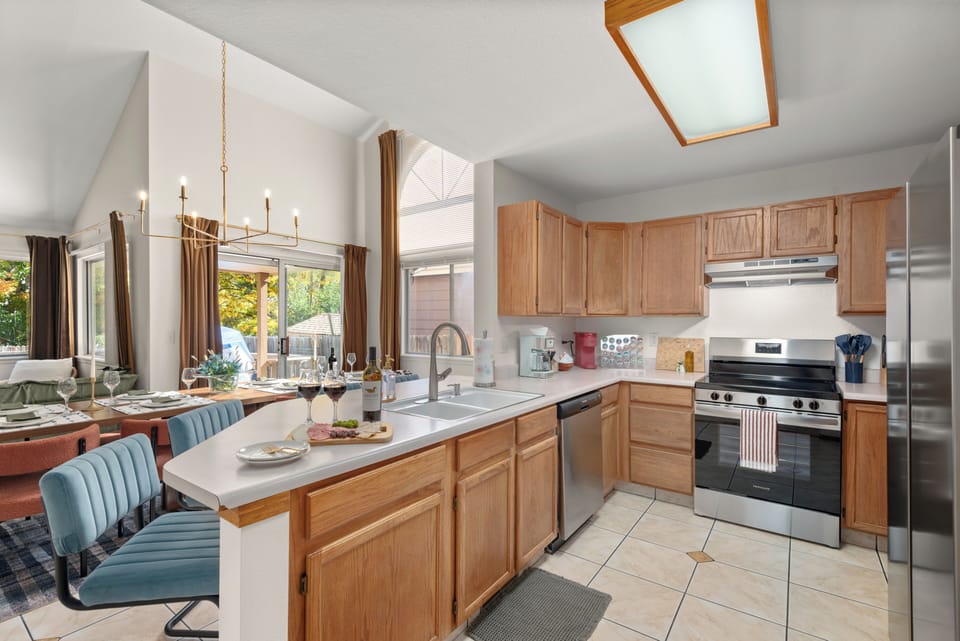Fully equipped kitchen with kitchen island