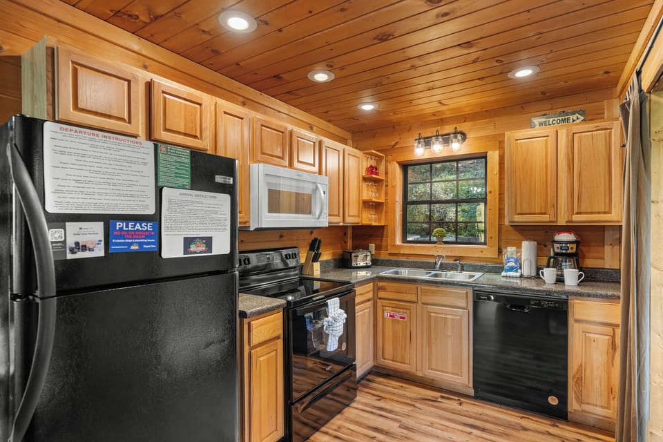 Fully equipped kitchen: dinner/silver/cook/bake-ware provided