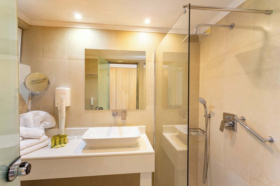 Shower, rainfall showerhead, free toiletries, hair dryer