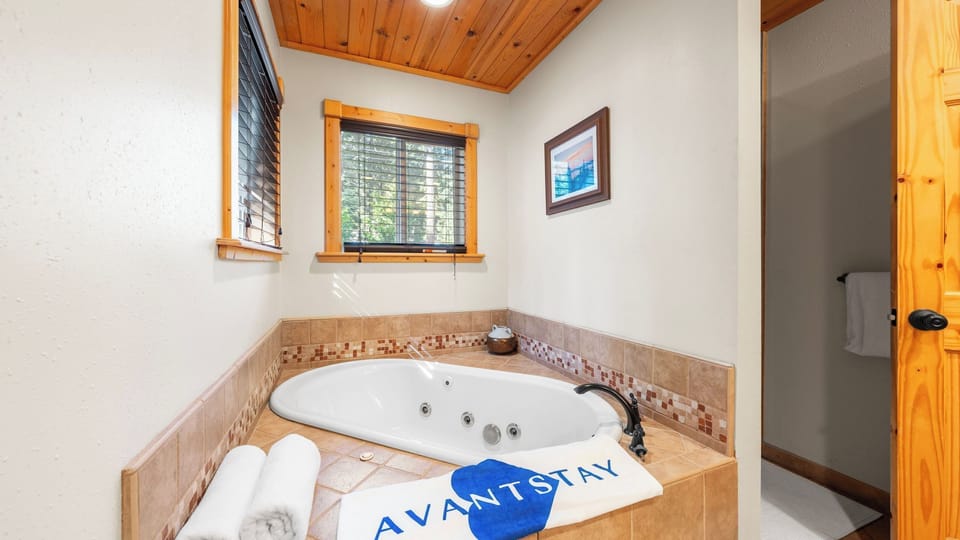 Outdoor Dining, Backyard & Trails Nearby Cedar Hollow Retreat by Avantstay Cottage in Lake Tahoe