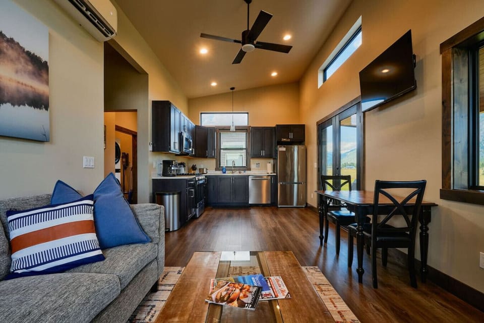 1-bedroom cabin kitchen and dining area