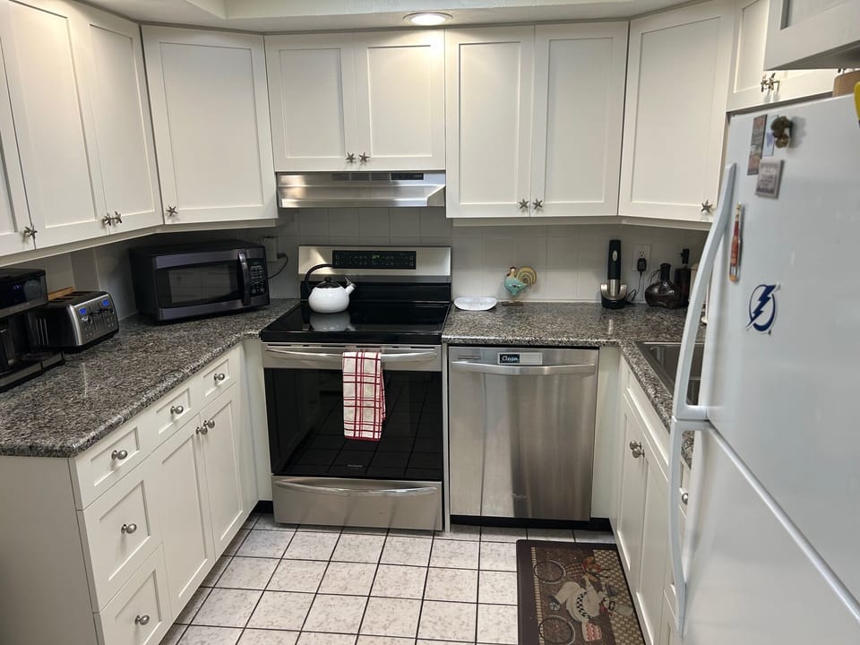 FULL SIZED KITCHEN WITH PASS THROUGH TO DINING AREA INDUCTION RANGE, DISHWASHER