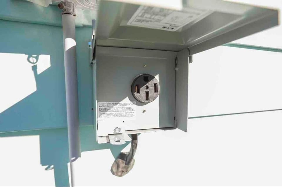 Complimentary EV Outlet

The EV hook up is a 240 volt/ 50 Amp NEMA 14-50.  

The guest must bring their own connection cord for their vehicle.