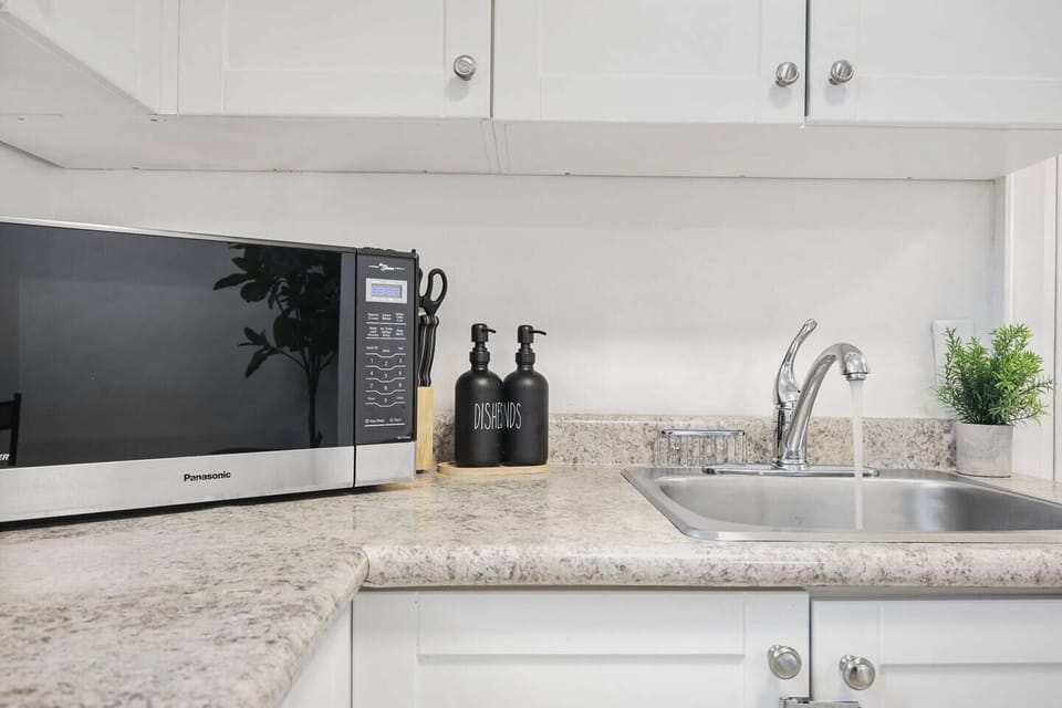 Enjoy the convenience of a practical and well maintained kitchen area. This functional setup provides everything needed to keep your space tidy and your snacks ready, ensuring a smooth and organized experience during your stay.