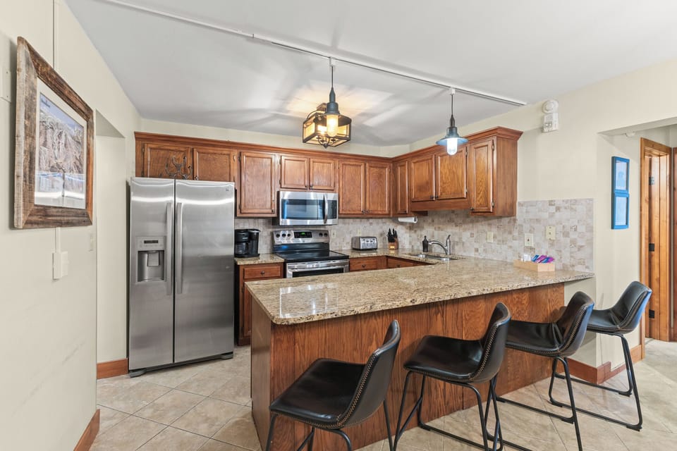 Kitchen | Breakfast Bar for 4