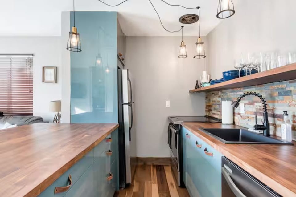 Full kitchen