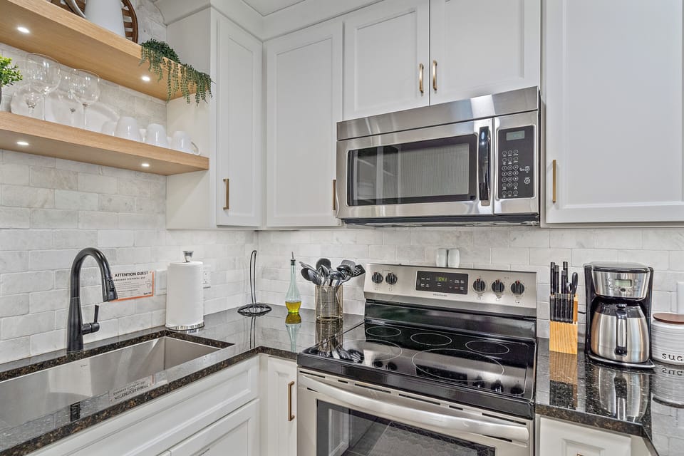 Enjoy the convenient amenities of this well-furnished kitchen!