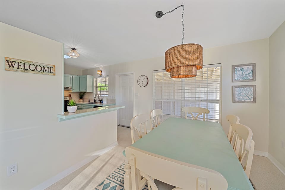 Beautiful dining room with seating for 6!