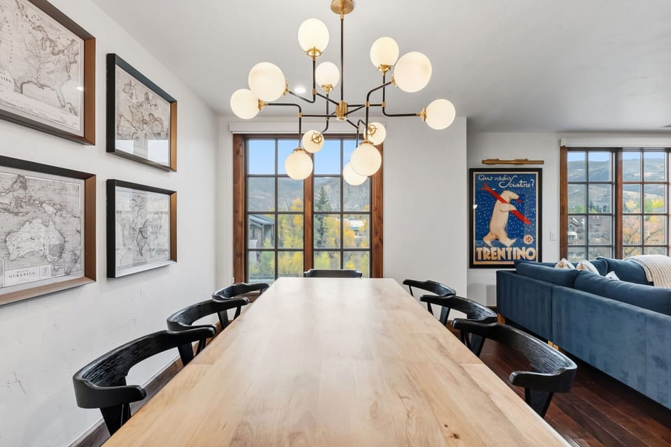 Dining area: 8-person dining table