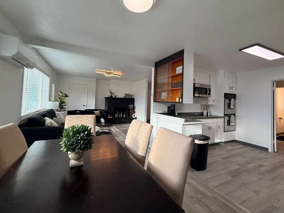 dining area, seats 6