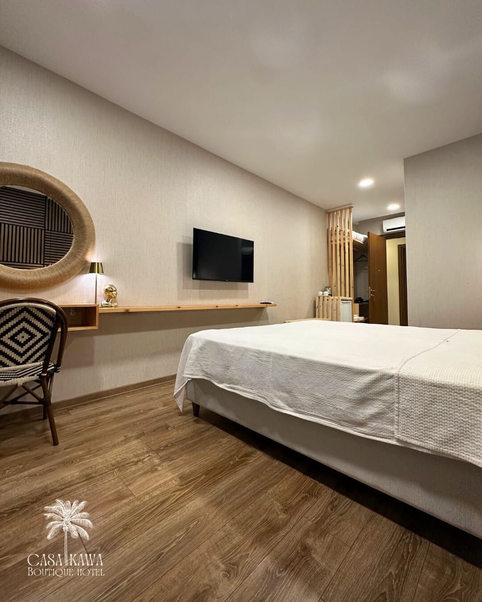 Premium bedding, in-room safe, laptop workspace, bed sheets