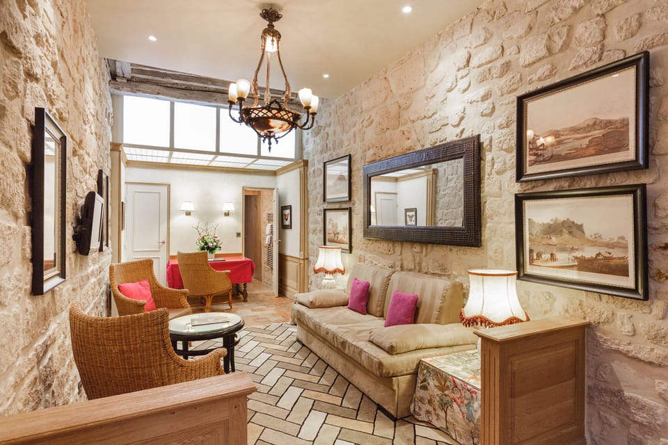 Suite Duplex | Living area | TV