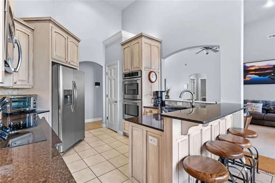 🍳 Fully equipped kitchen with stainless appliances, double ovens, and breakfast bar—perfect for group meals