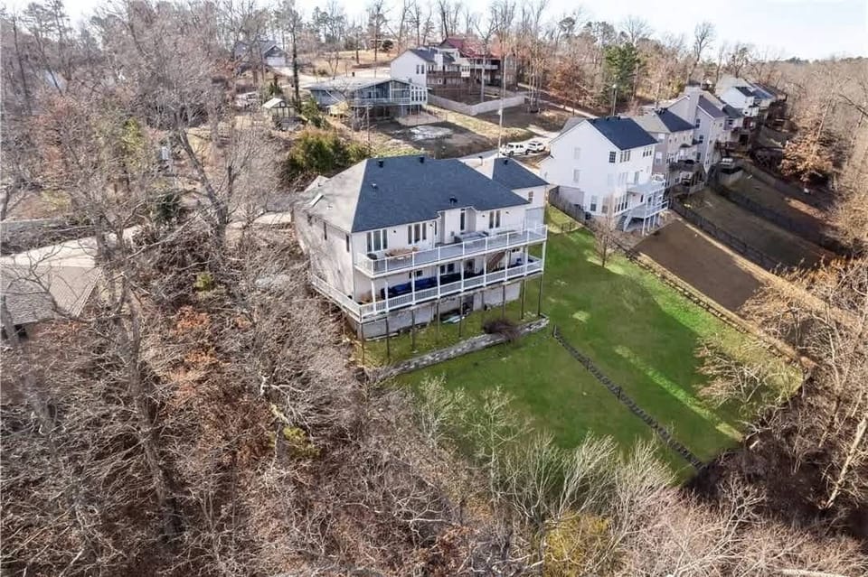 🏡 Private lakefront escape nestled in a quiet cove with breathtaking Beaver Lake views.