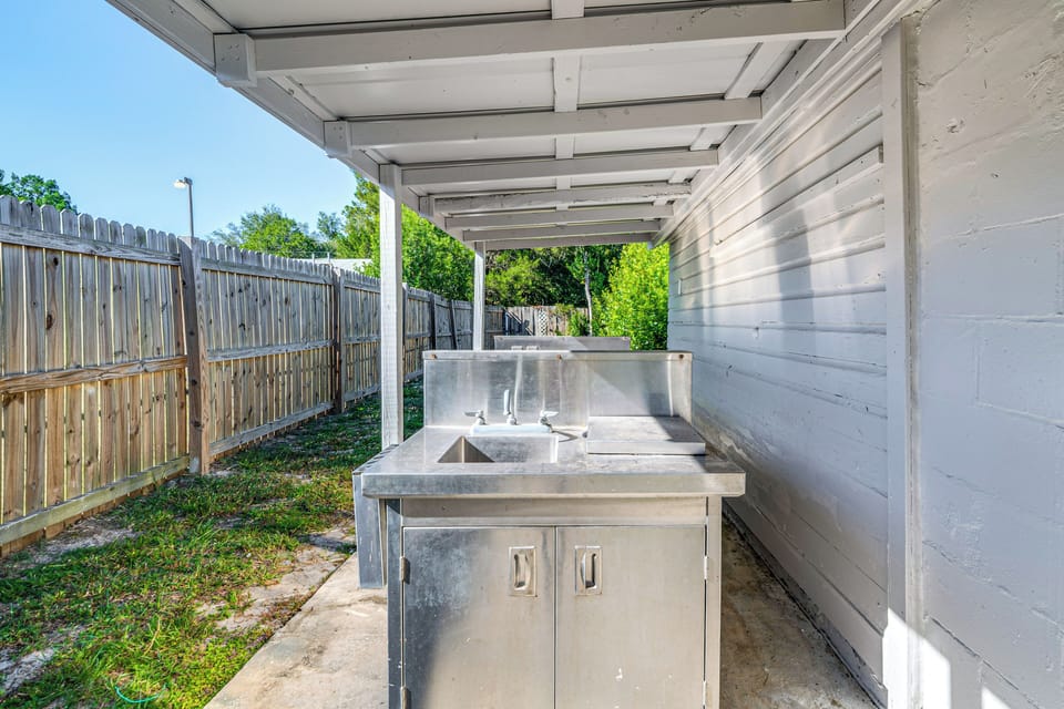 Fish Cleaning Stations | Self Check-In | 7 Mi to Homosassa Springs Wildlife Park